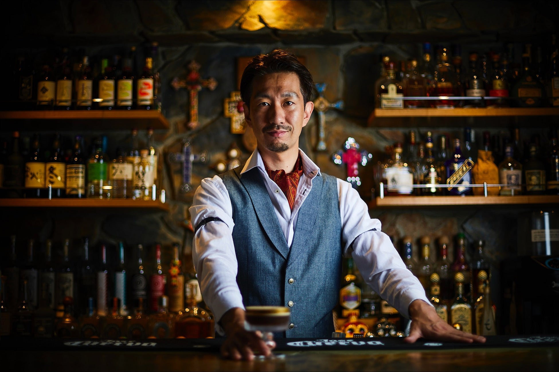 世界一のバーテンダーが織りなす最高のパフォーマンス！殺陣を習得したマスターがその要素をBARに組み込んだドリンクは何を頼んでもため息が出るほど素晴らしい