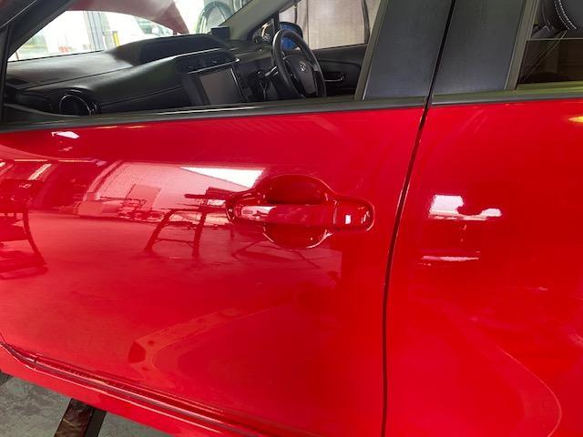 札幌板金塗装 トヨタ アクアクリア剥がれ運転席ハンドル交換、リヤスポイラー交換札幌市の板金塗装 キズへこみ事故車の修理