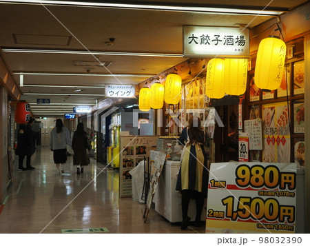 新橋 飲屋街の写真素材FYI01683210ストックフォトの Qlean Market キュリンマーケット