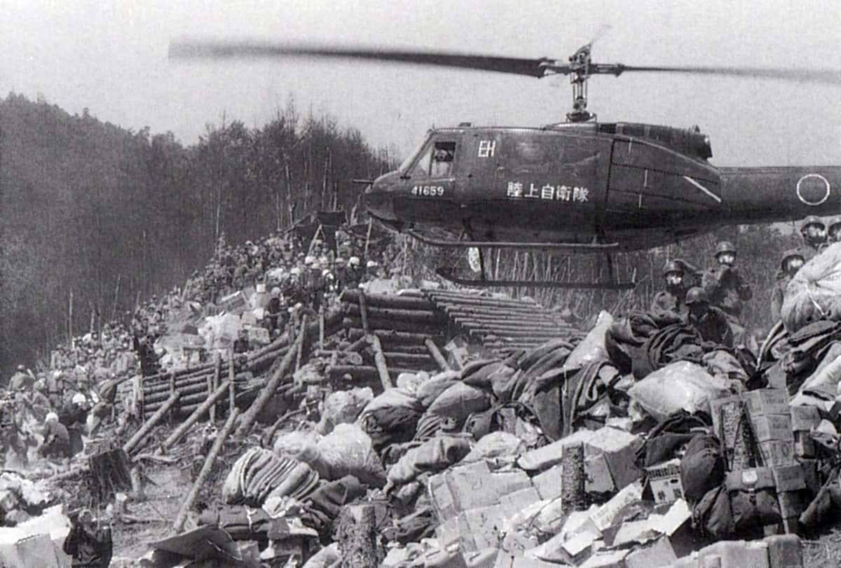 墜落現場で酸素マスク発見 日航機事故、御巣鷹の尾根 - 日本経済新聞