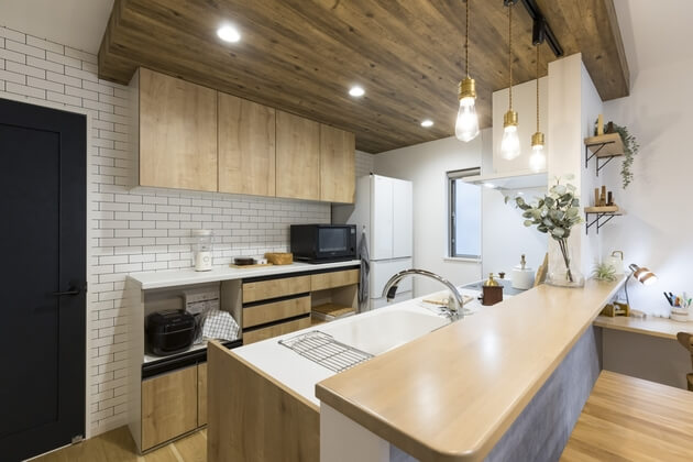 高品質・低価格の造作家具キッチン 680,000円 ＋ カップボード 383,600円フィオレマテリアル法人様向け価格 卸価格税抜：1,063,600円 税込：1,169,960円一般消費者様価格に関するお問い合わせは 提携会社様へお願いします。 ※価格は変動する場合が