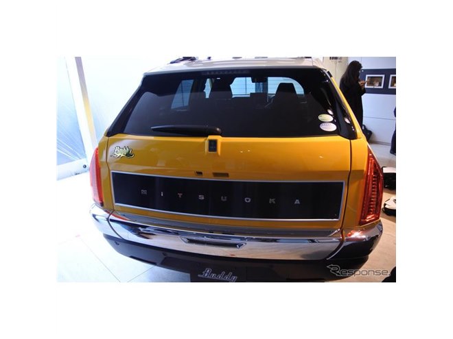 カクカクボディの斬新「角目4灯SUV」発見！ トヨタ車ベースのレトロ顔が話題に！ 「Buddy人気」はいまも健在？くるまのニュース