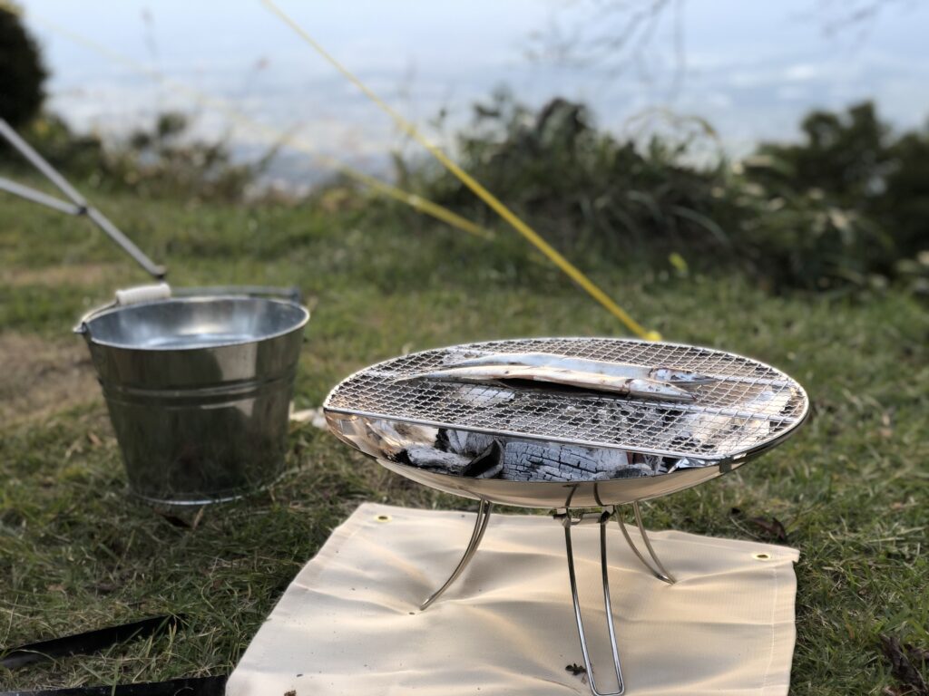 コールマン ファイヤーディスク 最適五徳＆風防で何でも作れます！！ - YouTube