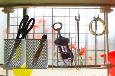 やっぱり「100均突っ張り棒」最強！ワイヤーネットと神コラボで家中ムダなし収納ヨムーノ