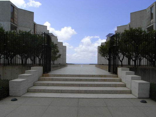 ルイスカーン ソーク生物学研究所2 ｺﾝｸﾘｰﾄと木の外観冨田秀雄建築アトリエ