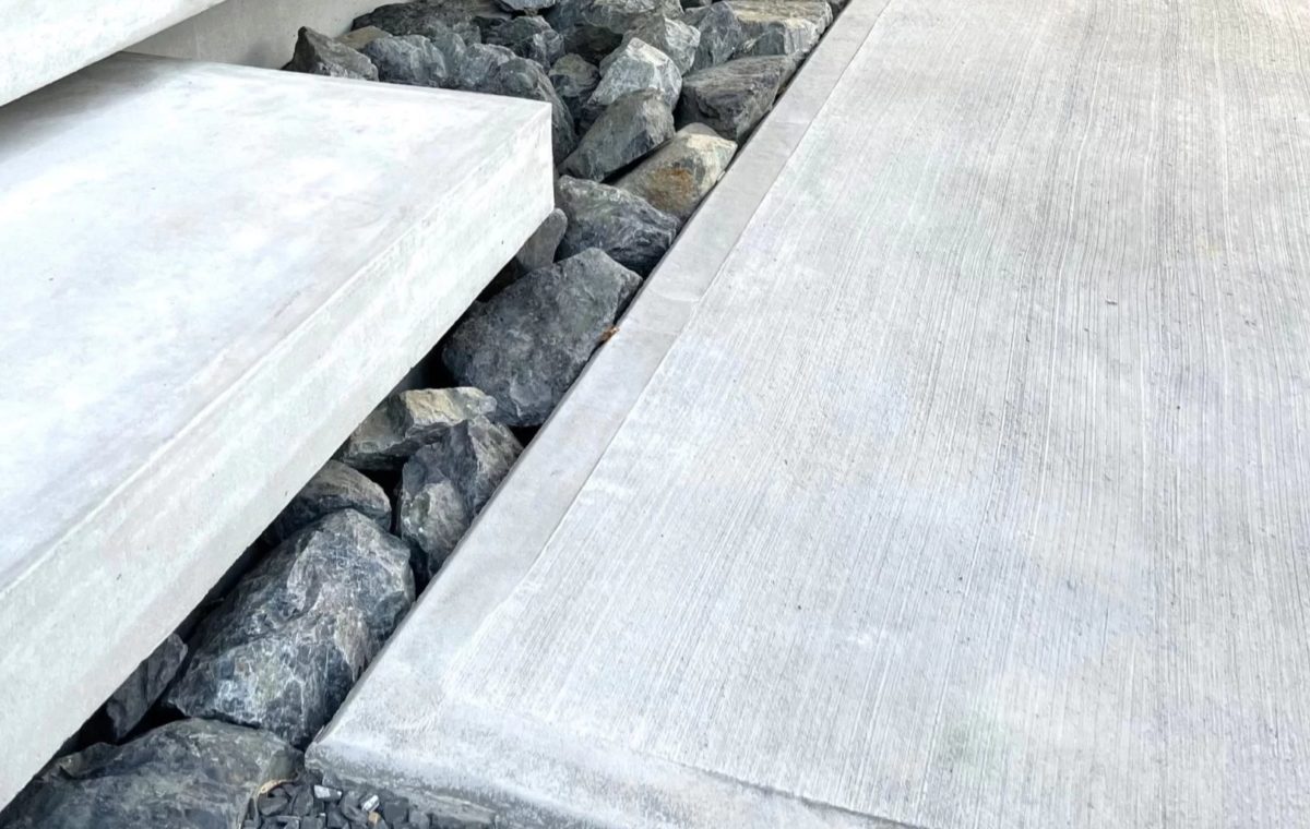 DIY 駐車場コンクリートの隙間をレンガで埋める方法 空練りモルタル