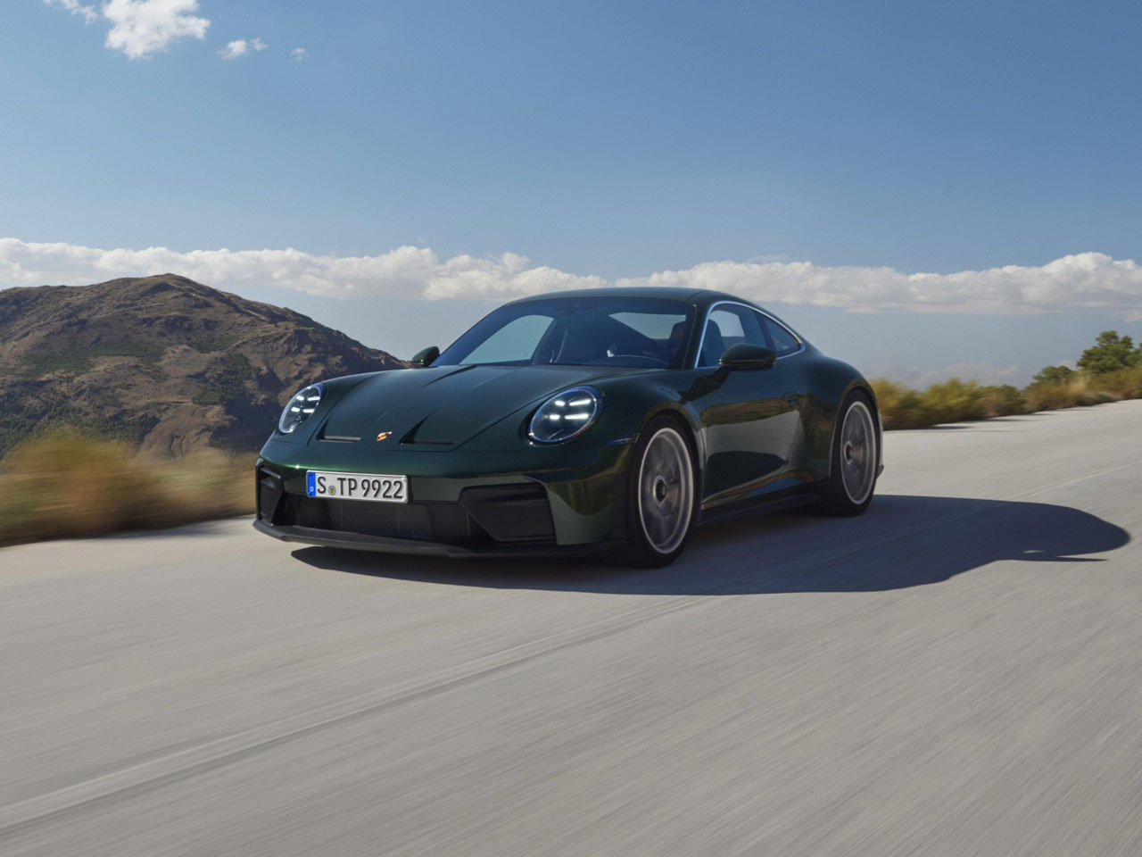 美しすぎるクルマ・ベスト3 世良耕太日本人がデザインした最新ポルシェ 911。その後ろ姿を眺めながら飲む酒は旨いオープンカーMotor-Fan モーターファン