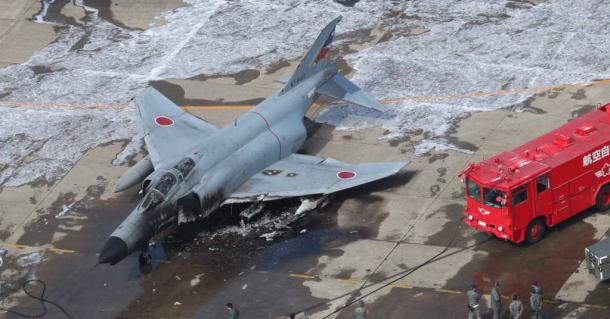 陸自ヘリ墜落：安倍首相、同型機の当面の飛行停止など指示毎日新聞