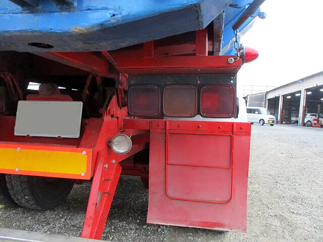 テールランプ交換 三菱 ダンプ車修理 日置市