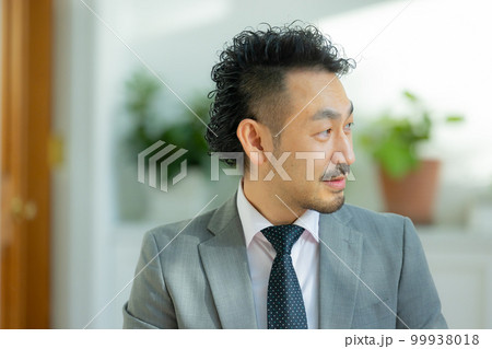 髭を剃るビジネスマン 11014024126 の写真・イラスト素材アマナイメージズ