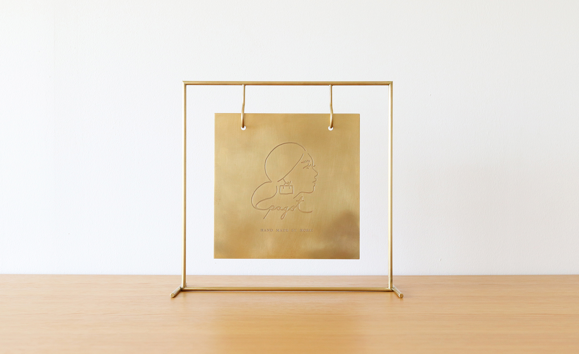 Amazon.co.jp: 立て看板 掲示板 ウェルカムボード 看板 卓上 メニュースタンド 卓上 スタンド メッセージボード 案内 スタンド 看板屋外 防水 案内 板 スタンド 立 看板 パーキング 看板 メニュー スタンド 卓上 看板立て パネル スタ A4 ブラック : 文房具・オフィス用品