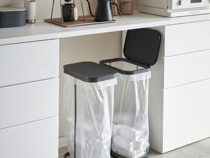 キッチンのゴミ箱の場所はここ！部屋を圧迫しない第3の選択肢 – ナチュラルモダンな二世帯暮らし