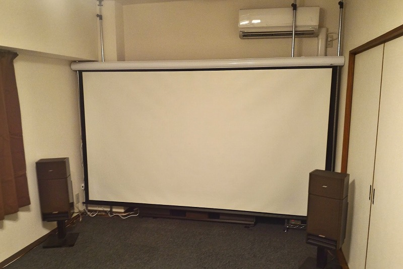 賃貸で一人暮らしでも壁に穴をあけずにプロジェクターを天吊りした設置方法 - THE NEXT LEVEL