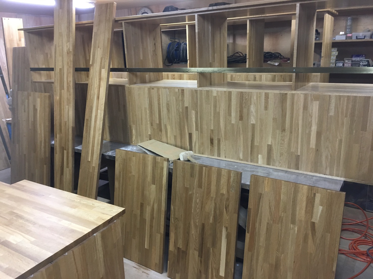 アメリカのスティクレー社の家具の塗り直しと張り替えの商品を寒川までお届けに！ラッカー仕上げなのでオリジナル以上に木目が映える仕上げにする事が可能です♪ 今回はスツールのみ剥離塗装ですが、見る人が見ると木目の出方がオリジナルとは全然違います ^^アメリカ