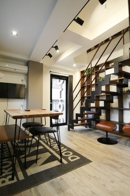 ニューヨークのおうち訪問。米仏クリエイター夫妻が子ども達と暮らす、本に囲まれたブルックリンの築140年アパートメント