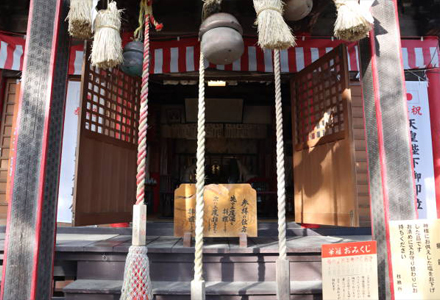 本坪鈴の音に、心を澄ませて拝殿の中央に吊るされた大きな鈴 「本坪鈴 ほんつぼすず 」と呼ばれています。 参拝の際、この鈴を鳴らすことで、場が清められ、心が神前へと向かう準備が整います。鈴の清らかな音には、穢れを祓い、神様とのつながりを深める力が