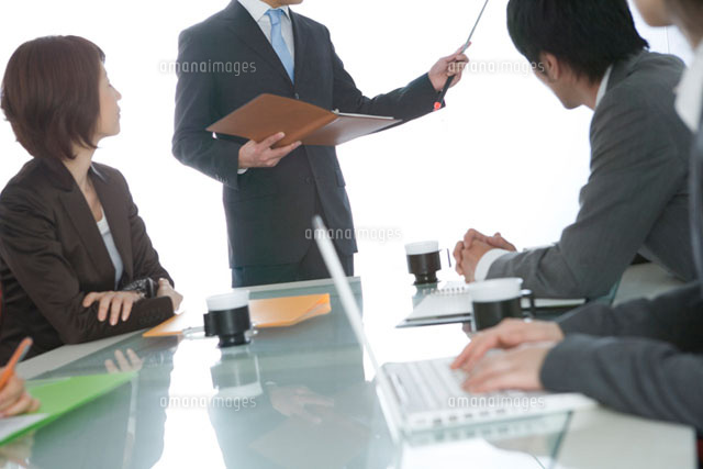 プレゼンする男性がゼスチャー ビジネスマン 無料イラスト素材Good