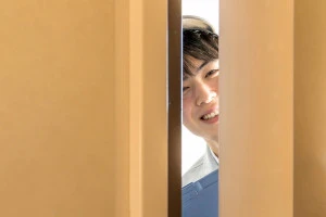 ドアチェーンの締め出しにあったらどうする？開け方や原因を徹底解説 EPARKくらしのレスキュ