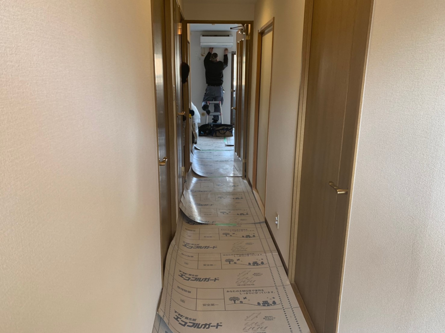 エアコン設置壁の剥離 補強修繕 神戸市トラブラン