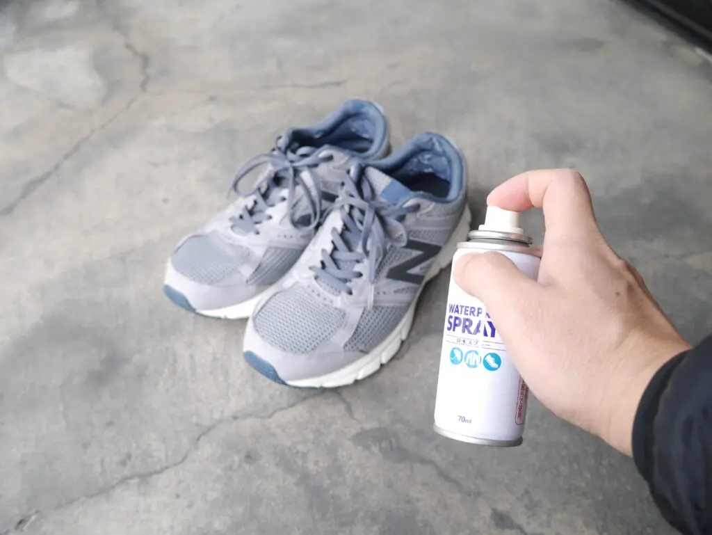 急な夕立もシュッとしておけば怖くない! ダイソー の「防水スプレー」で靴の防水対策を♪ - レタスクラブ