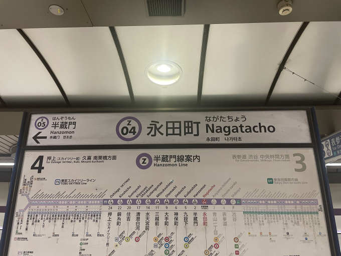 東京メトロ副都心線の池袋駅ホームにある駅名標と路線図の写真・画像素材-Snapmart スナップマート