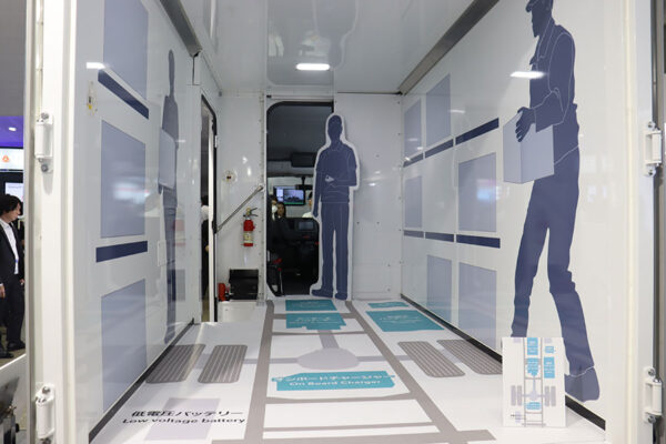 画像ギャラリー宅急便業界での必需品？ いすゞが新型エルフEVのウォークスルーバンを公開 「EVの利点は高い」乗りものニュース