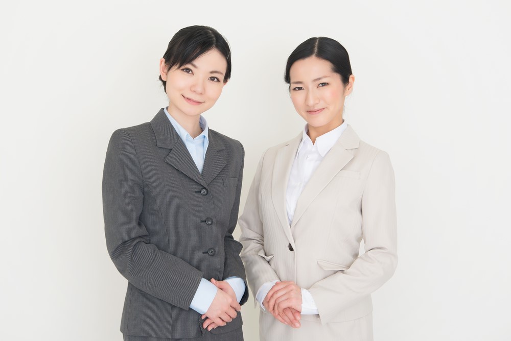 女性版 転職面接にふさわしいスーツとは？失敗しない選び方やインナー・靴・カバンなどのアイテムと着こなし例を解説 - ENJOY ORDERMAGAZINE Ladies