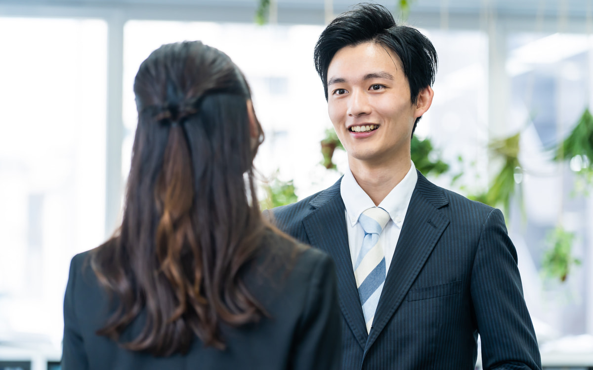 職場恋愛を発展させるアプローチきっかけや脈ありサインとは♡