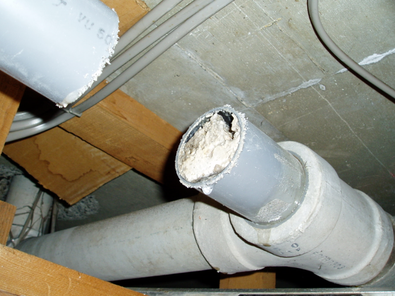 排水管修理 漏れている排水管を修理しました。 - 大田区で外壁塗装・屋根塗装・ペンキ塗り替えならサンカラー品川区・世田谷区・目黒区