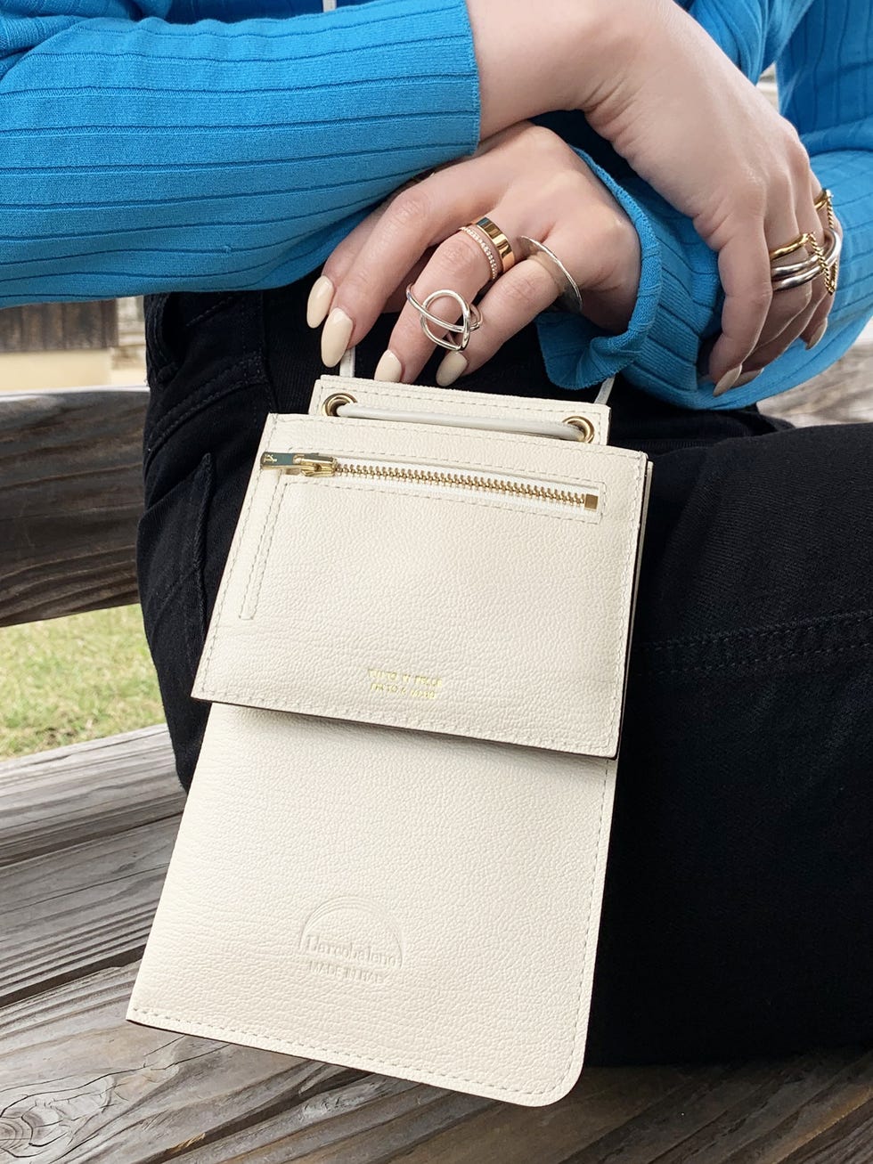 Minimal, yet versatile. スマートWキーケースとスマートキーケース。カードも収納できるWキーケースは、これ一つで身軽な外出を叶えてくれる相棒に。 シンプルなスマートキーケースは、スリムでコンパクトなかわいさが魅力。スタイルに合わせて選べる、ラルコバレーノ