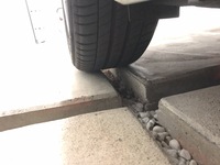 駐車場の隙間をレンガで埋めたその後 浮き＆欠けをモルタルで補修