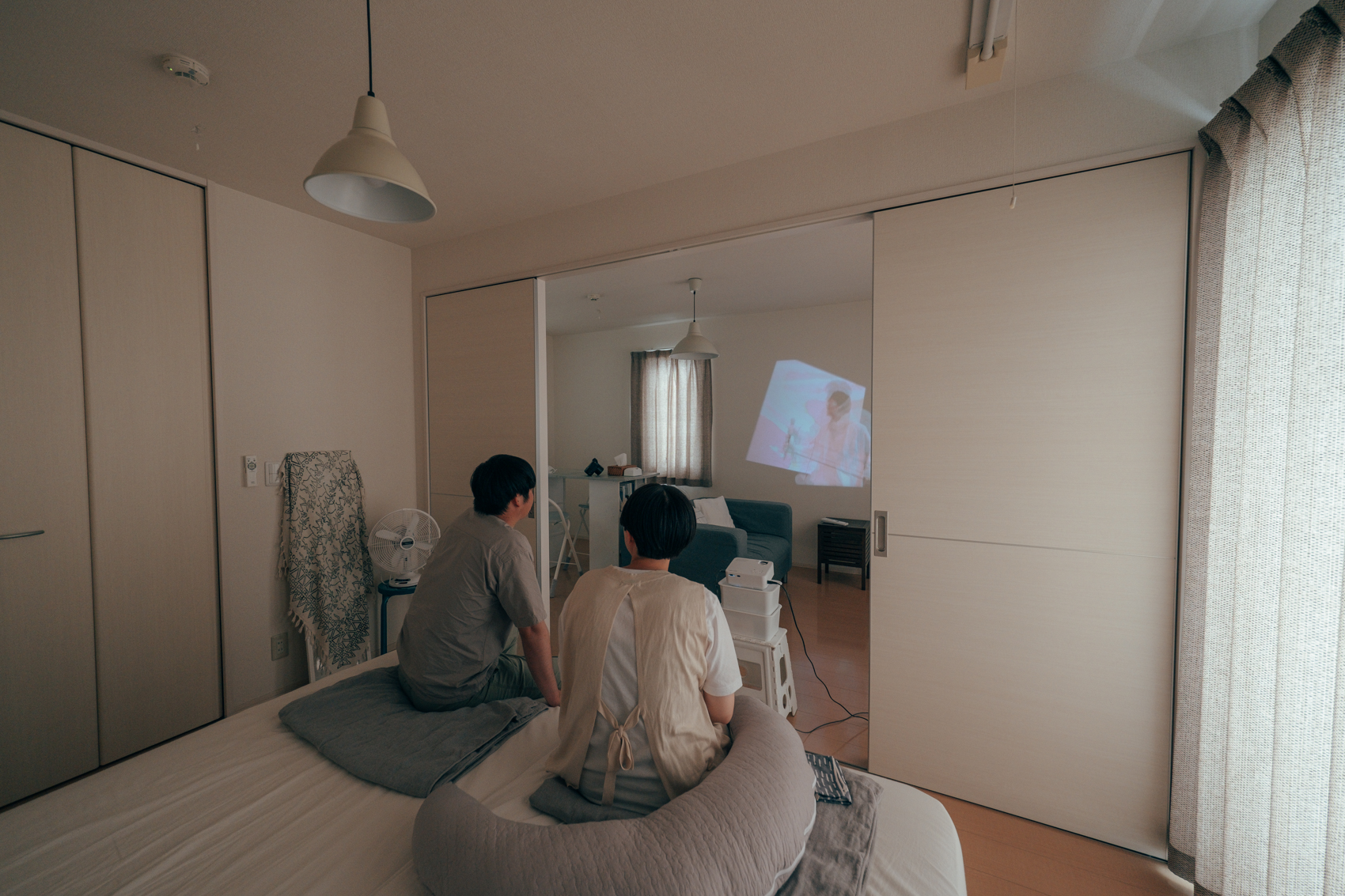 賃貸の一人暮らし部屋でホームシアターを導入設置するには？ おしゃれに見えるレイアウト方法やプロジェクターの活用例もご紹介SUUMOお役立ち情報