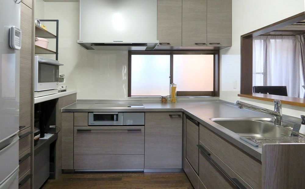 グレーの差し色がシックで落ち着いた雰囲気のキッチンリフォームの施工事例鹿児島市鹿児島県鹿児島市のパナソニックリフォームクラブMisumi