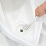 男子トイレ小便器の目皿の尿石落とし男子トイレ小便器目皿尿石落としトイレ尿石取りトイレ尿石落としトイレの臭い対策小便器尿石落とし小学校トイレ清掃nokoso株式会社nokosoノコソのこそ神戸清掃神戸清掃業清掃神戸清掃業神戸トイレ清掃