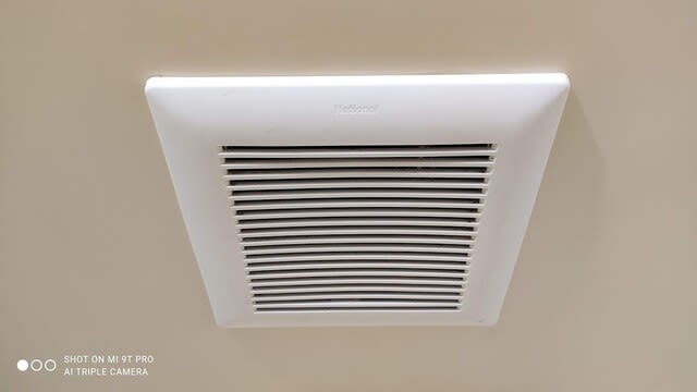 換気扇から謎の異音がする！ 変な音の原因と対処法を解説 EPARKくらしのレスキュ