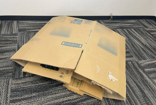 百均で見つけた ダンボールをビニール紐でまとめるときにクルクルするやつが楽しい - ものものブログ