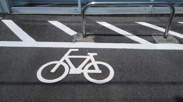 まるでプロみたい！自転車置き場マーク型枠🚲 横100ｃｍ・縦70ｃｍの駐車場のマークの型枠 110ｃｍ×80ｃｍ です🚲アスファルトやコンクリートの自転車置き場に、ペンキを使って簡単に自転車のマークが書けるステンシルです。 ～作業手順～ 駐車場に、ステンシルを使っ