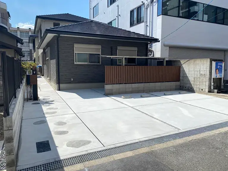 駐車場にもなる玄関アプローチ│セミクローズ外構群馬高崎おしゃれなエクステリア外構・庭リフォームグロウスガーデン