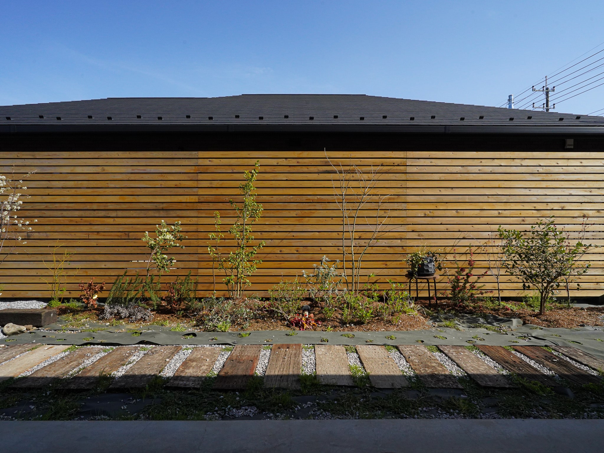 外構の目隠しフェンス高さはどれくらいがベスト？ エクステリア専門の設計事務所が選び方を教えます