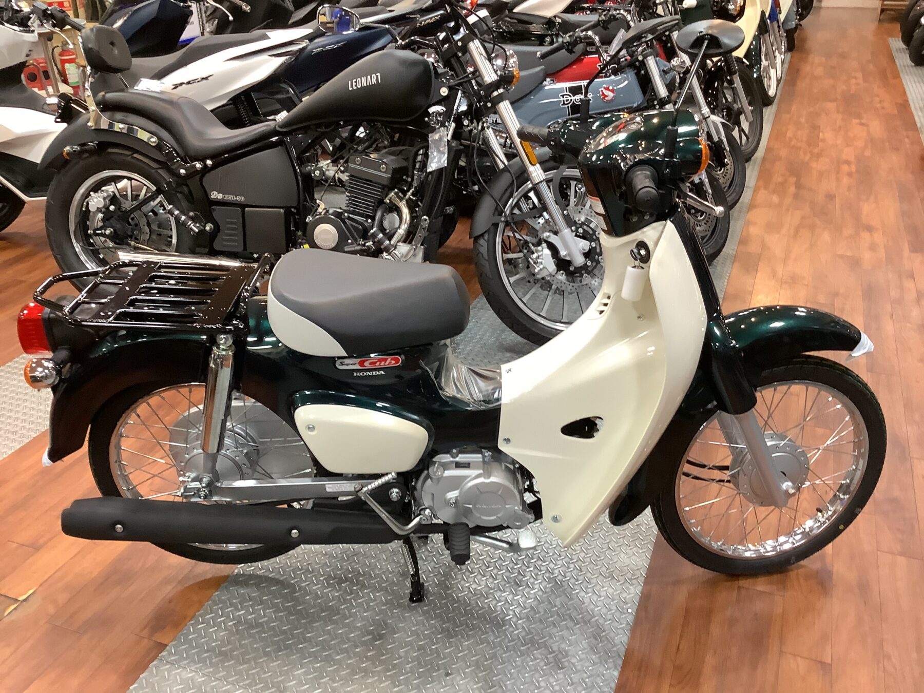 ホンダ スーパーカブカスタム50 10インチワイド、シャリー、ダックス、モンキー4ミニ、ローダウンカスタム