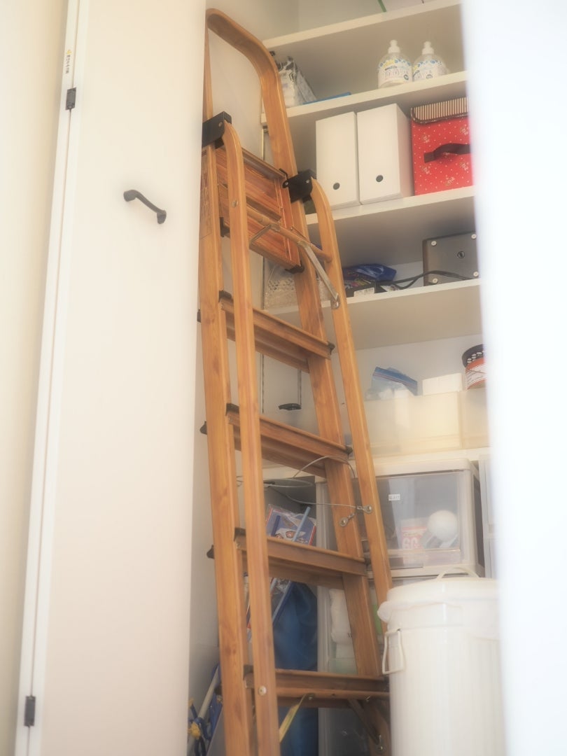 脚立の収納アイデア省スペースで安全に収納する方法