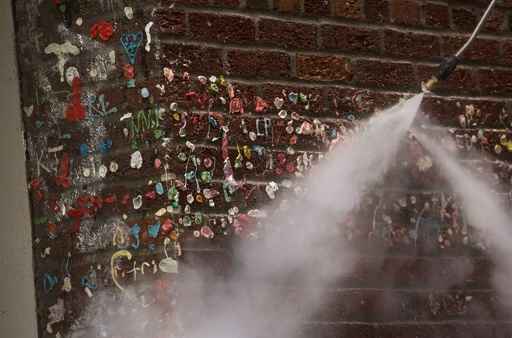 米シアトルの珍名所「ガムの壁」、約20年ぶりに清掃 写真12枚 国際ニュース：AFPBB News