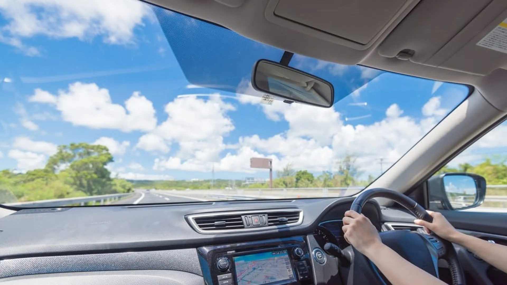 車検ステッカーの貼り方とルール完全ガイド」場所・違反・再発行まで解説