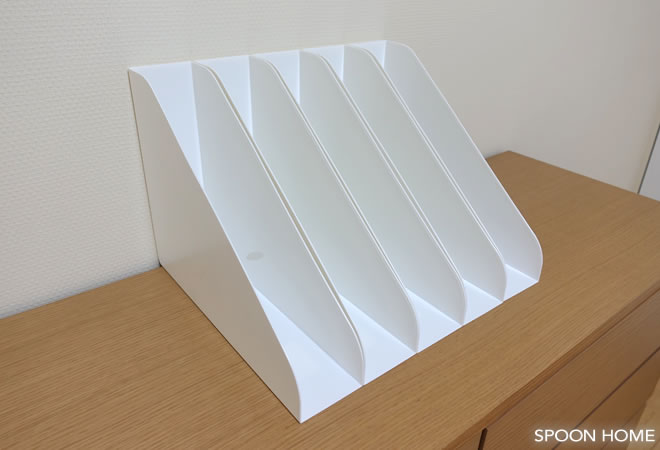 他にも試したけどこれがうちにはピッタリでした！ 本当は無印のファイルボックスで揃えたかったんだけど、 手前の立ち上がりがあると出し入れスムーズじゃないので、うちの子ども達には向いてないな 💔と。 親譲りのガサツ😂でも結果、100均で解決できて満足満足