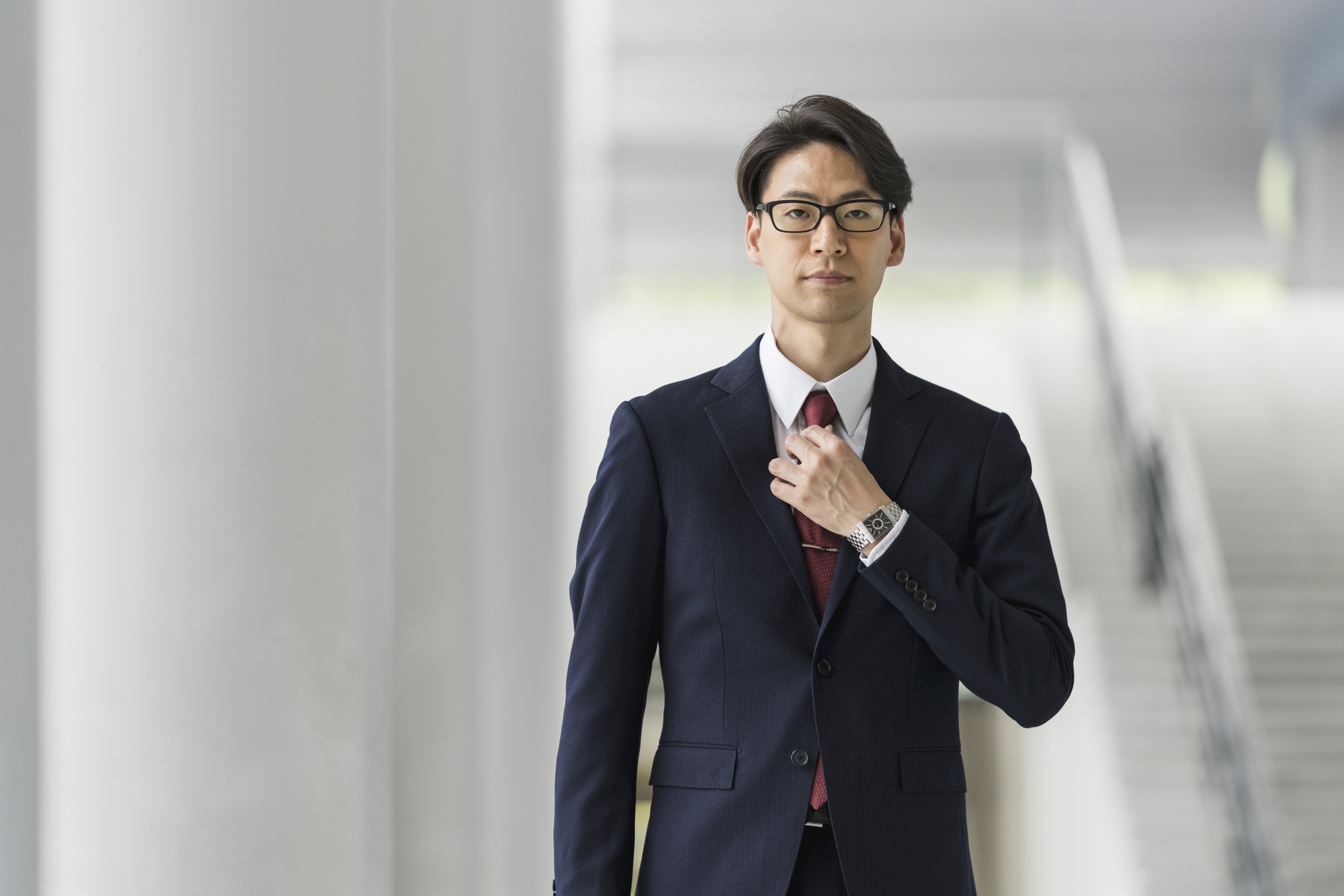 これが鉄板！スーツに合うビジネス用メガネの条件５個+αメガネスタイルマガジンOMG PRESS