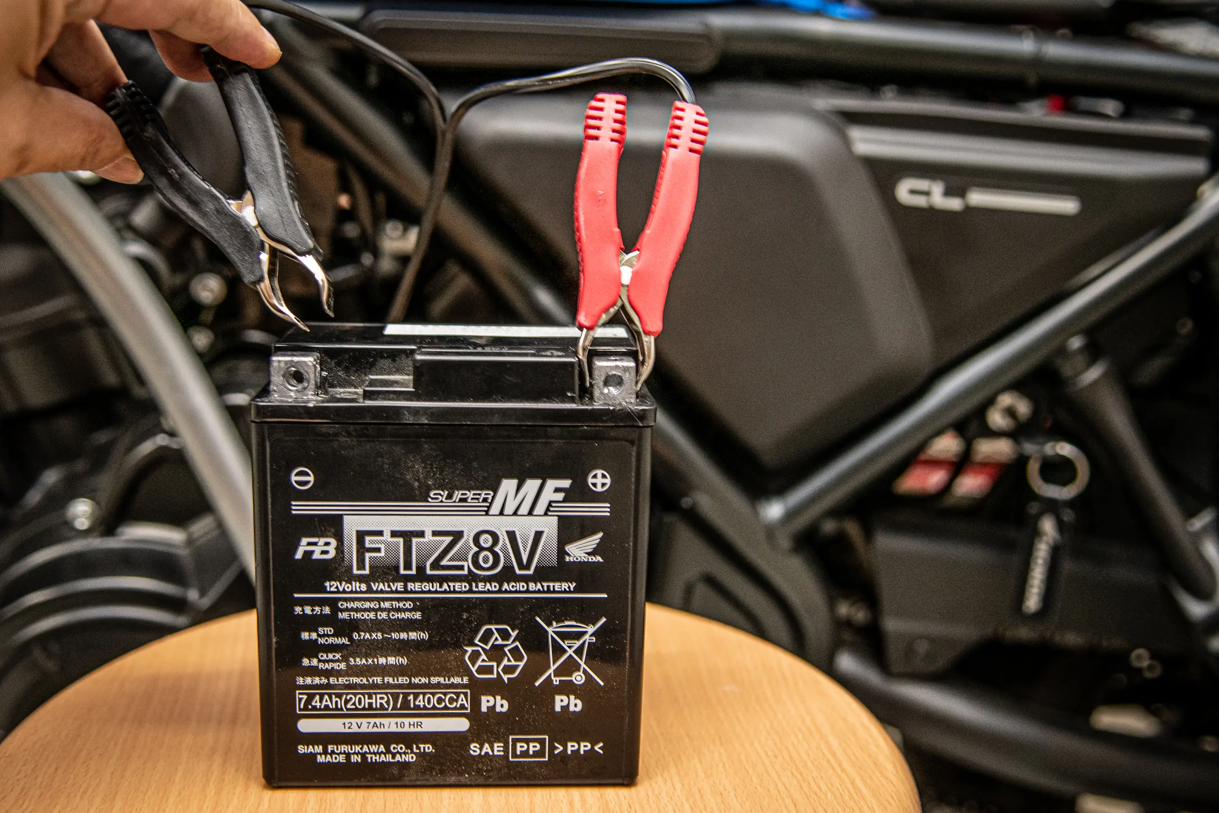 バッテリー液の補水と電圧測定 - YB&YBRダイアリ