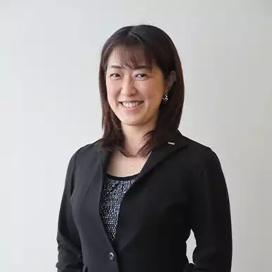 美しい自然の中に佇む平屋の住まい。道路側の外観には窓を設けず、視線を気にせず過ごせます。,自然と共存する土間のある住まいで、心豊かな暮らしを。,土間のある家自然と共に暮らす平屋の魅力, ＿＿＿＿＿＿＿＿＿＿, その他施工事例・カタログ請求は、, @kusakabe_rplushida から公式HPへ。, ＿＿＿＿＿＿＿＿＿＿, いえをつくり、まちをつくり、,