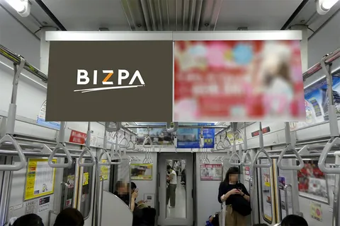 タイの電車とインパクトのある広告 - パケトラ世界各国で暮らすライターがお届けする、ビジネスアイデア情報。ビジネスのヒントや閃きのきっかけに