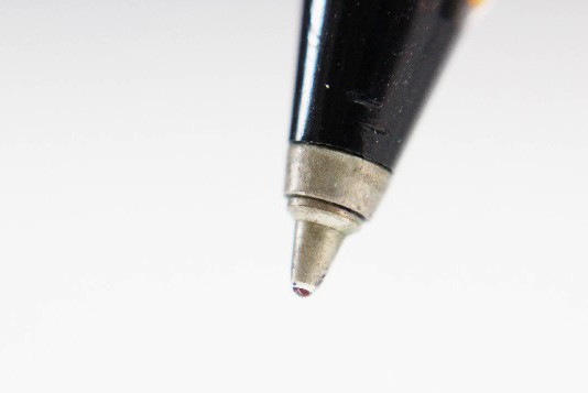 服に付いた油性ボールペンの染み抜きは難しい