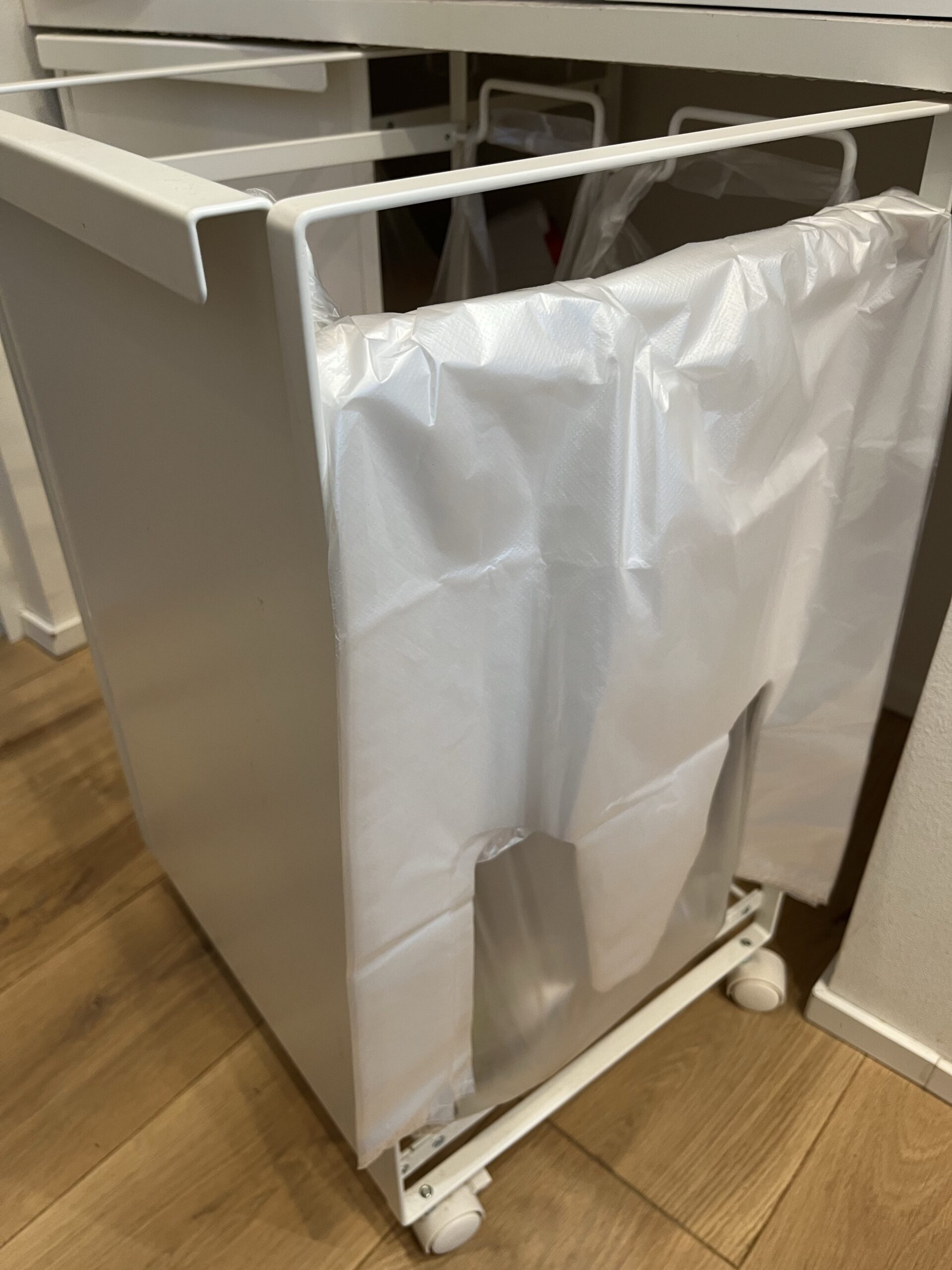 洗濯機周りに１００均のフタ付きゴミ箱をマグネットで浮かせてみた – ぴたっとぐらし